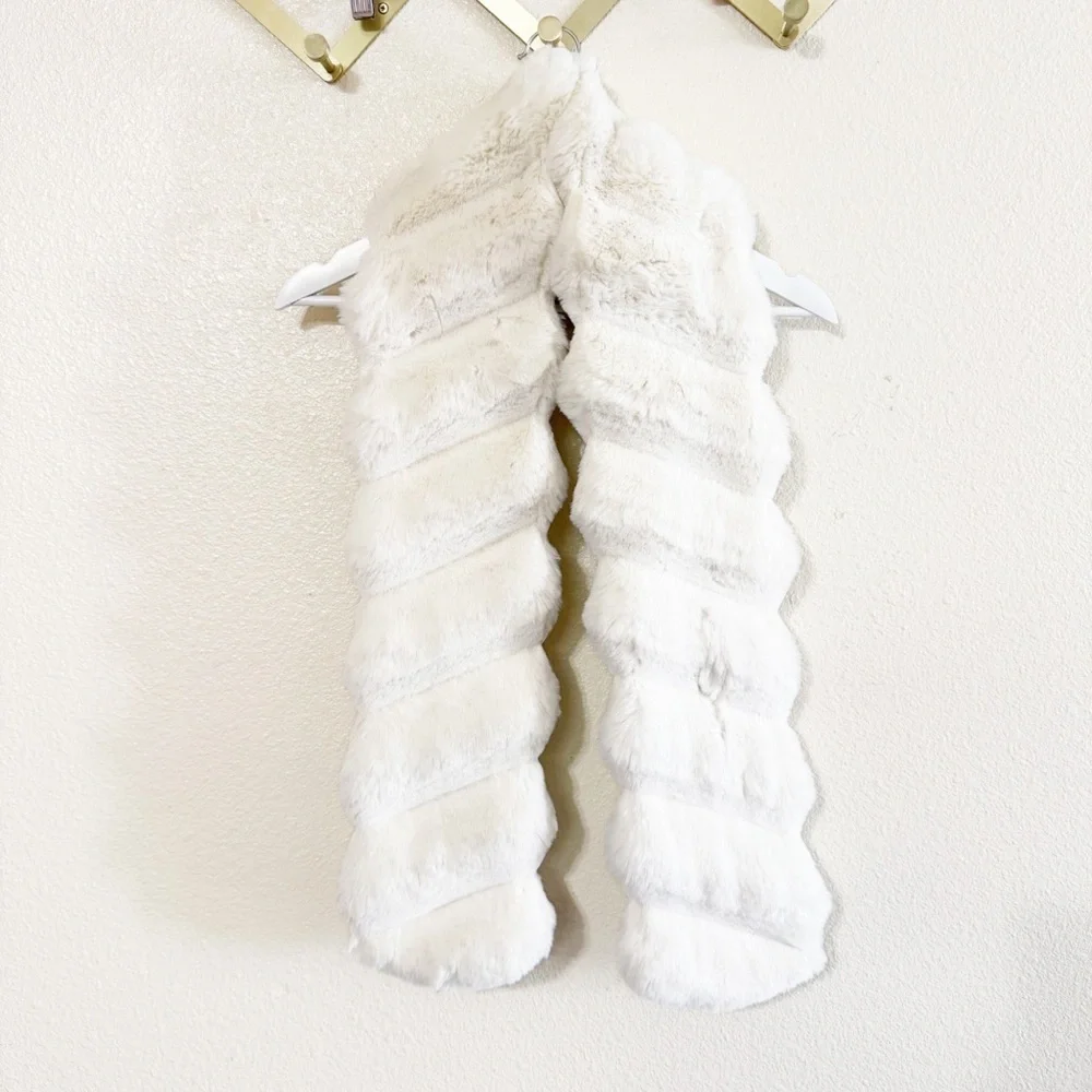 Et Ochs Cushnie Faux Fur Pull-Through Fuzzy Cozy Scarf in White Chinch One Size